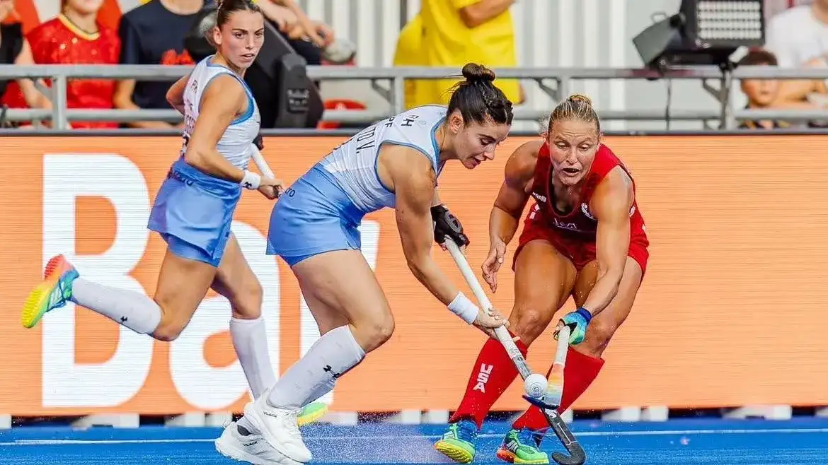 Un ataque de Victoria Granatto, con Bruggesser acompañando. Es la hora de las semifinales para Las Leonas.