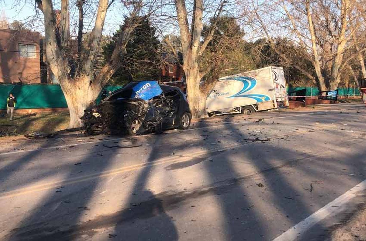 Murió un automovilista en un brutal choque contra un camión en Roldán