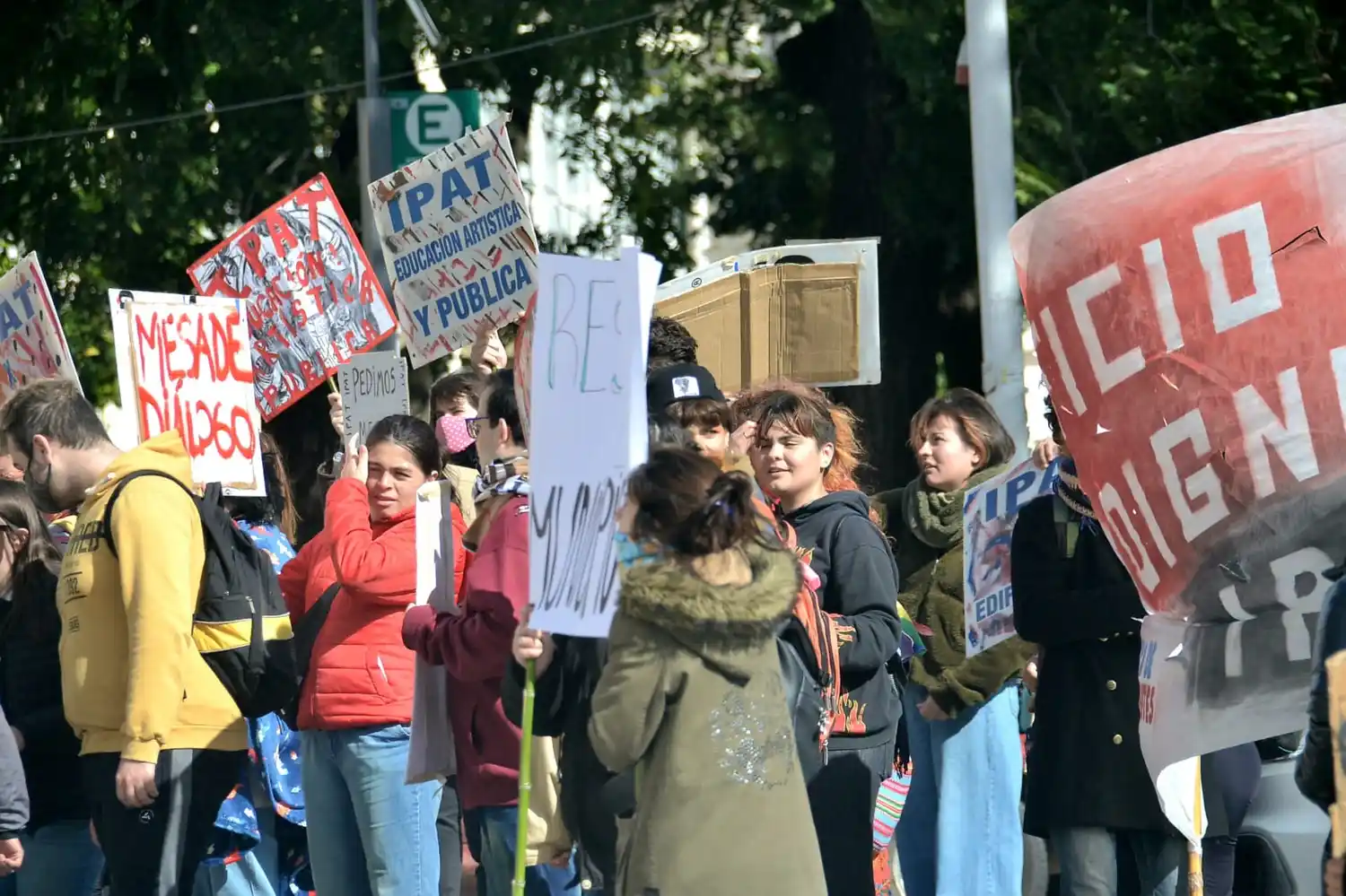 La comunidad del IPAT marchó para visibilizar las distintas problemáticas edilicias que sufren a diario