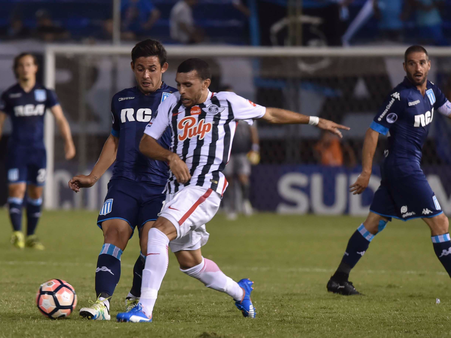  Racing no pudo con Libertad