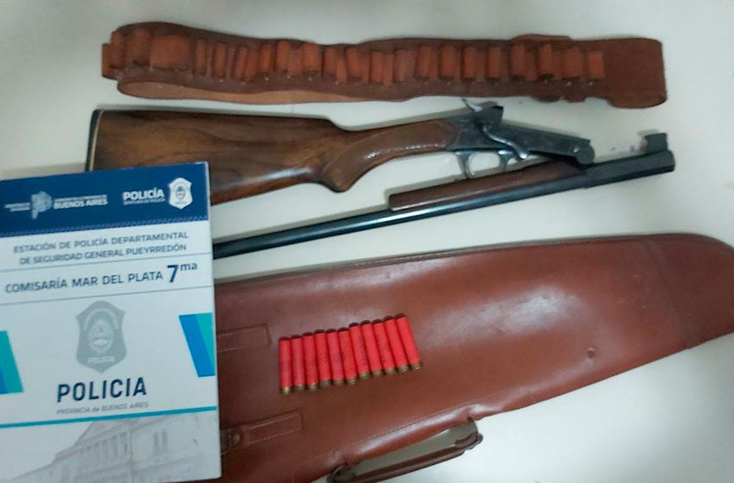Con una escopeta y 10 cartuchos atrapan a 4 hombres en una persecución