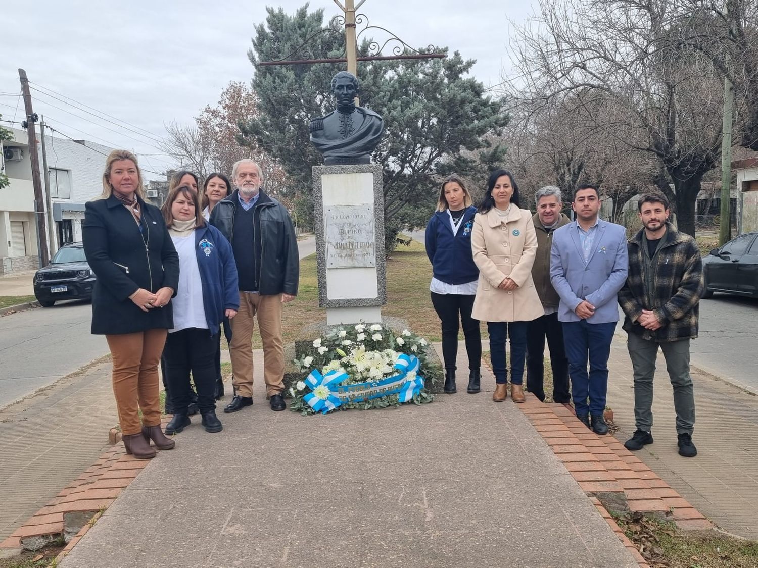 Ofrenda floral al pie del busto que reconoce al creador de la bandera argentina.