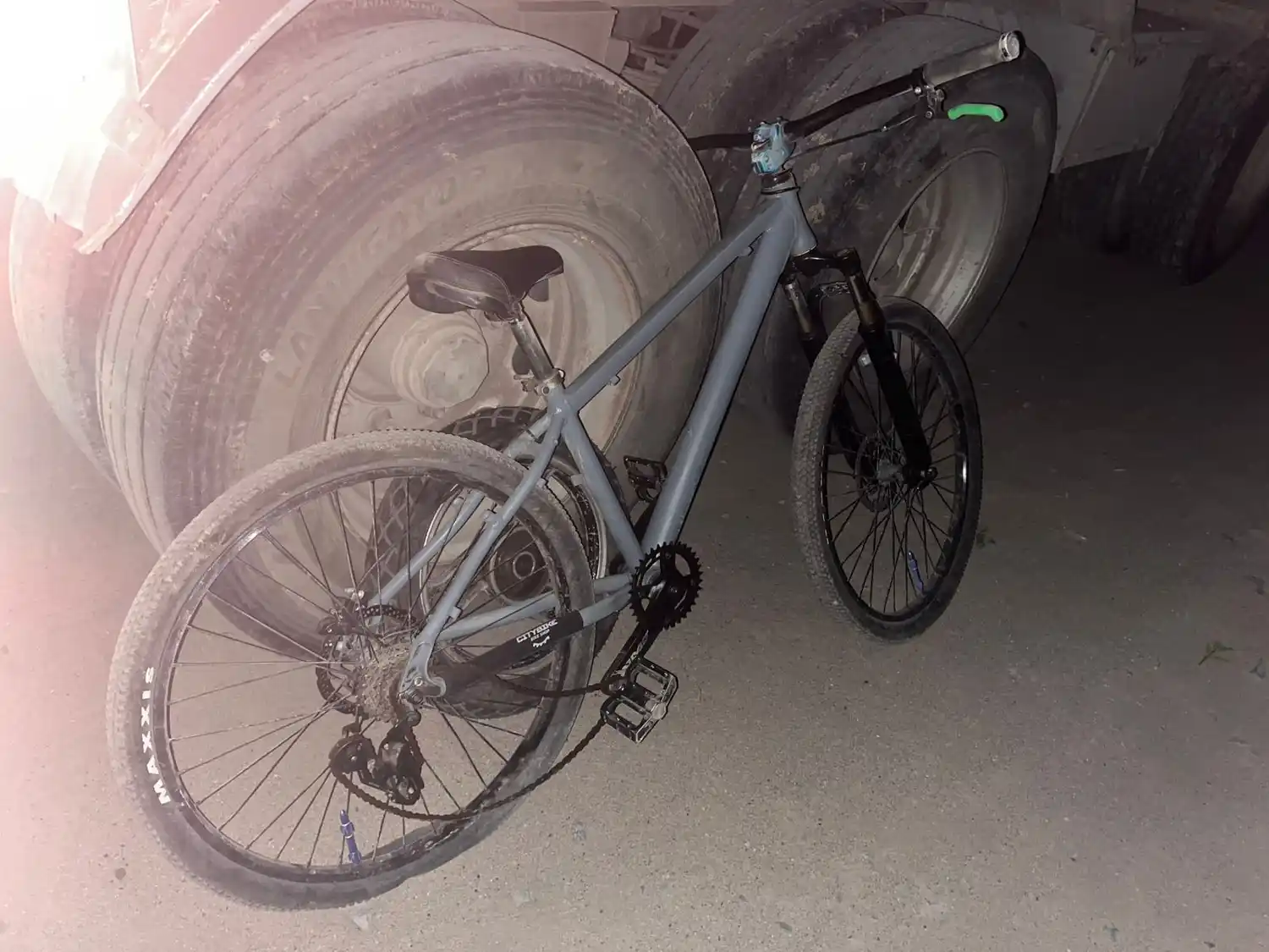 Choque y fuga en Quequén: motociclista atropelló a un menor y escapó sin asistirlo