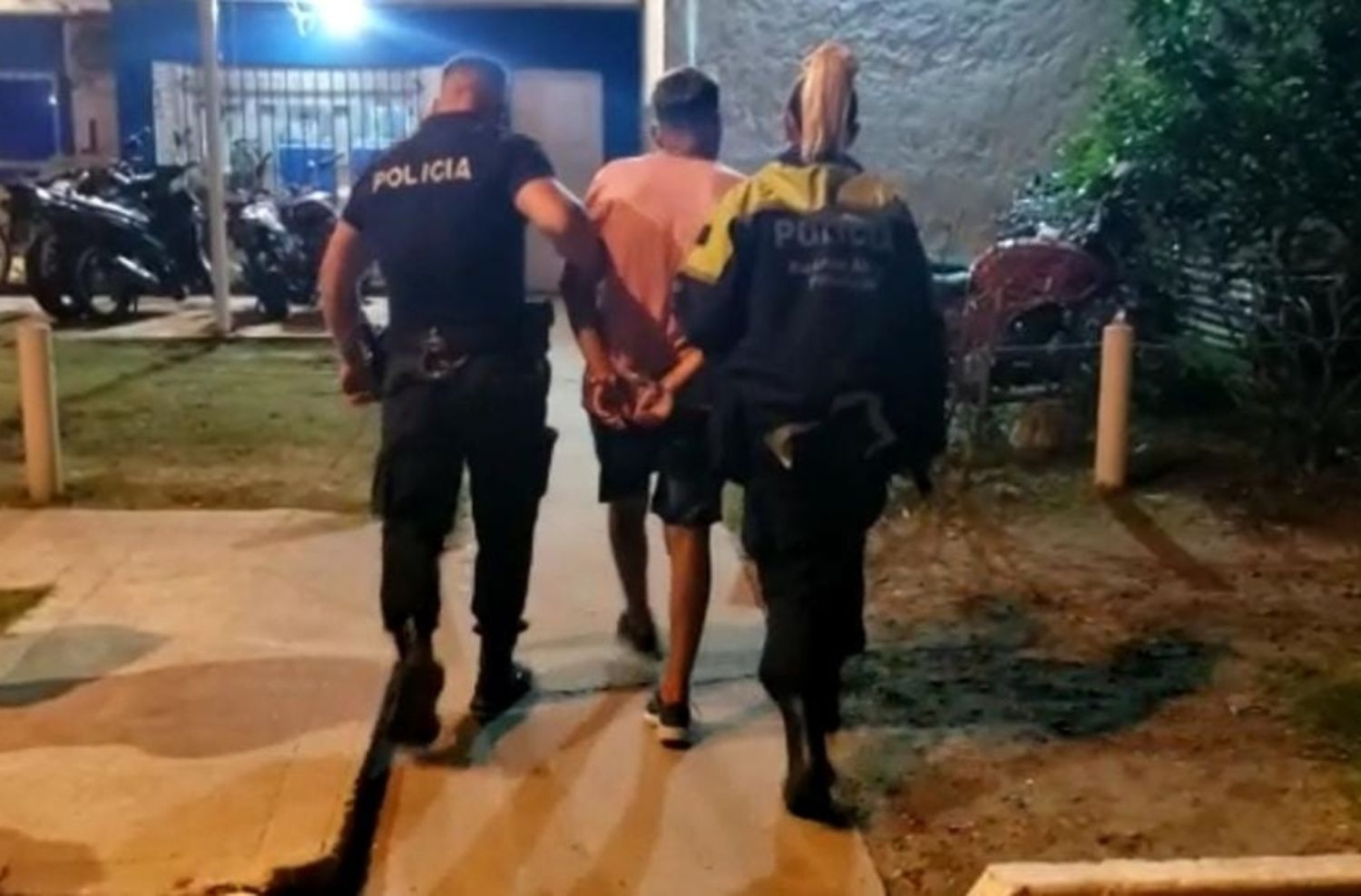 Robaron una rueda, atacaron a la policía y encontraron una moto con pedido de secuestro