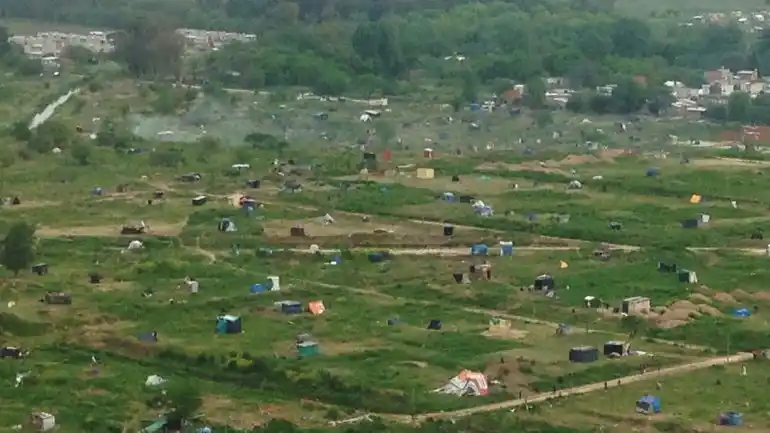 Denuncian toma de terrenos en Merlo: Apuntan a Othacehé y D'Elía 