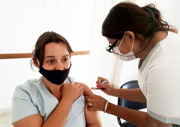 Este miércoles vacunarán a adultos mayores