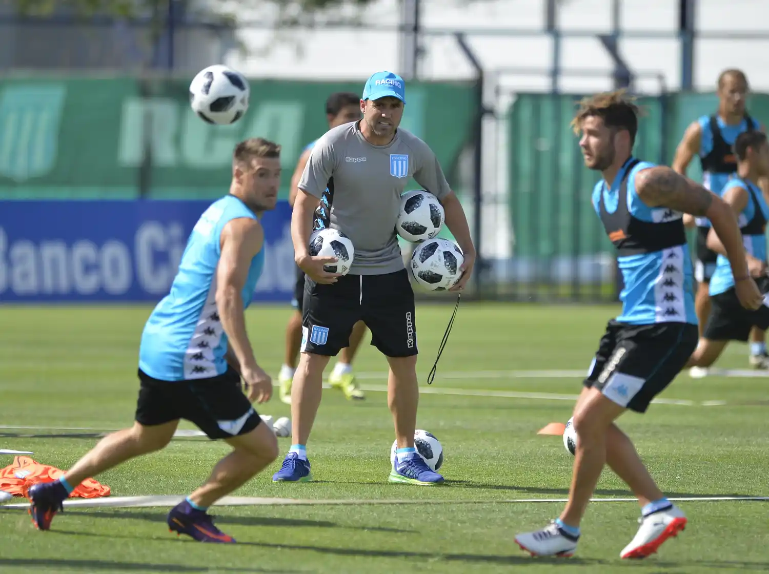 En el debut de Coudet, Racing se presenta ante Temperley