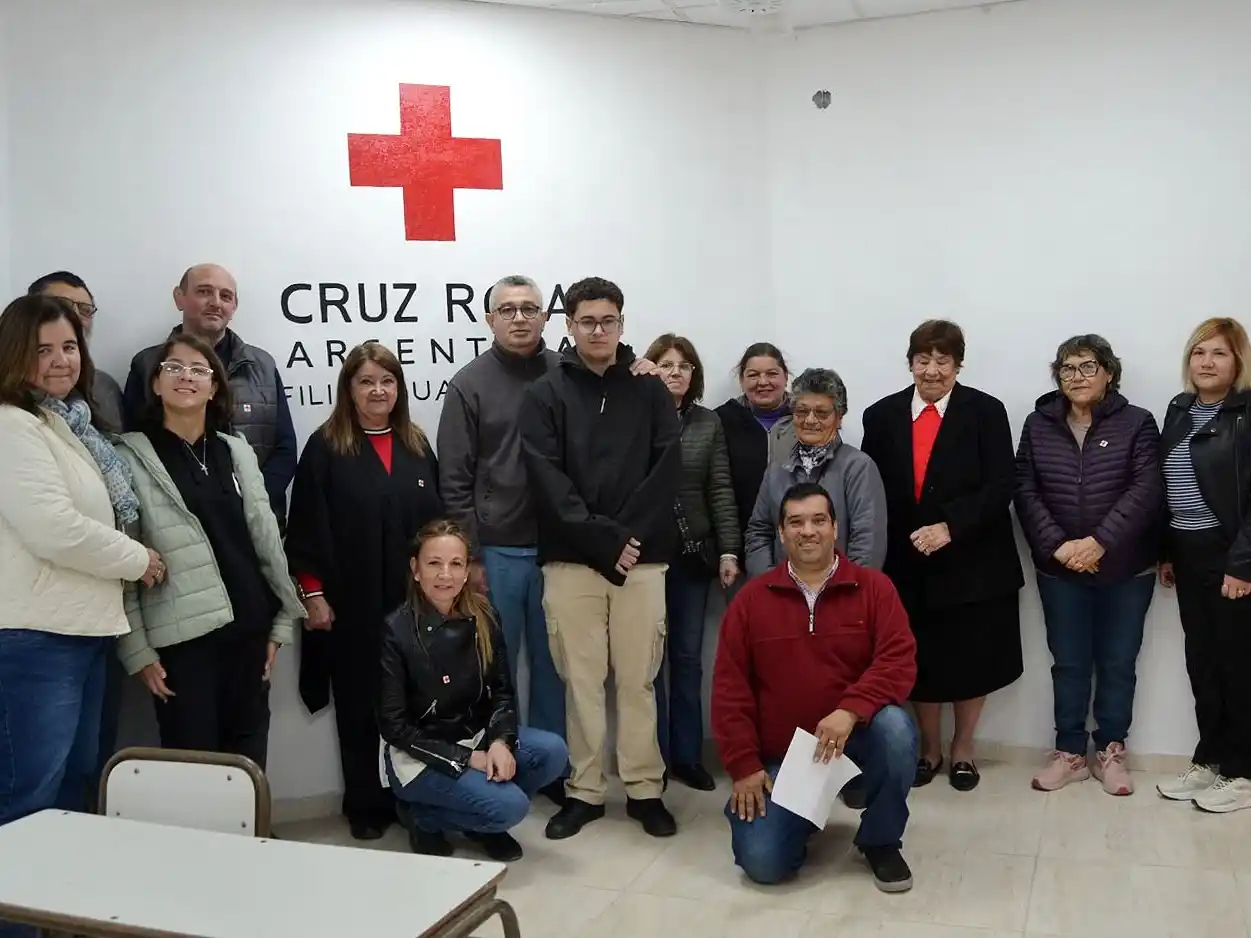 Autoridades junto a invitados especiales al acto de Cruz Roja.