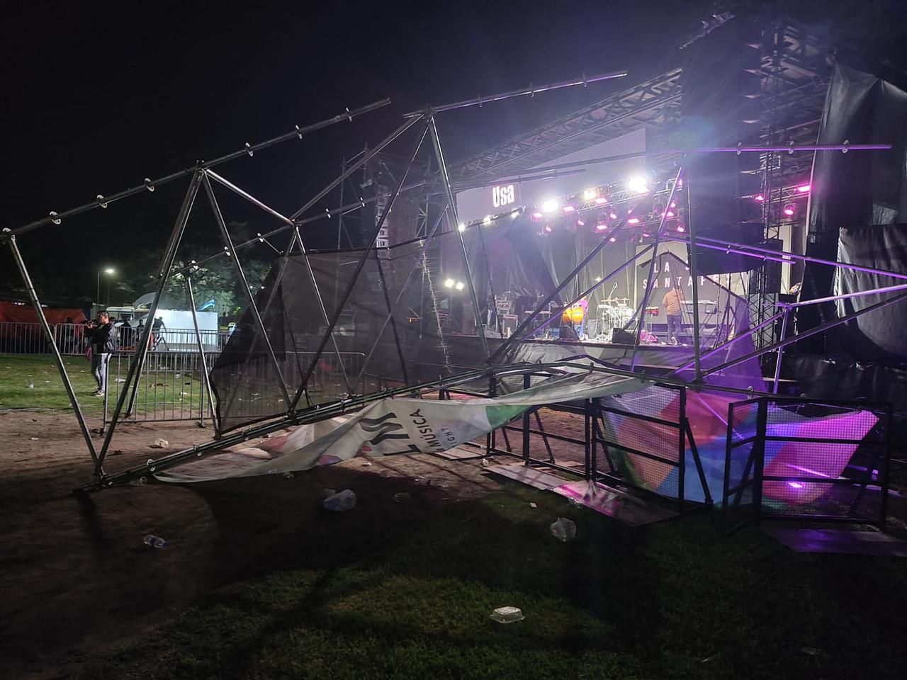 La estructura, parte lateral del escenario, cayó sobre parte del público.
