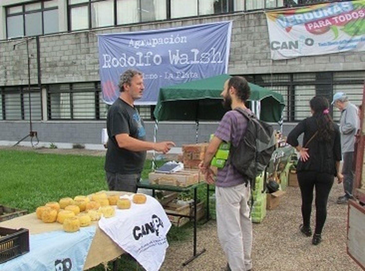 Instalan un mercado popular en la Facultad de Periodismo de La Plata