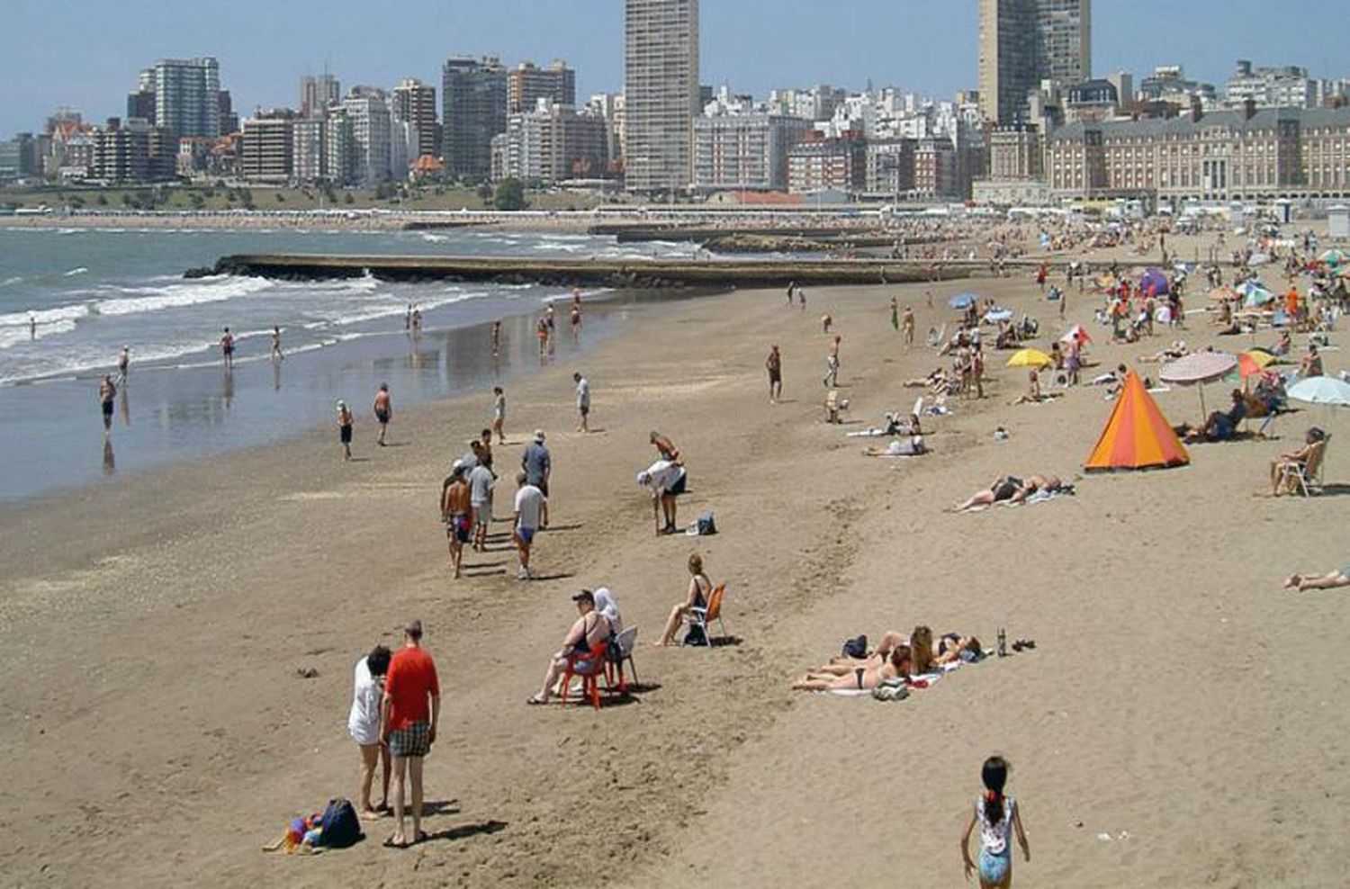 Convocan a una limpieza de plásticos en la Playa Popular