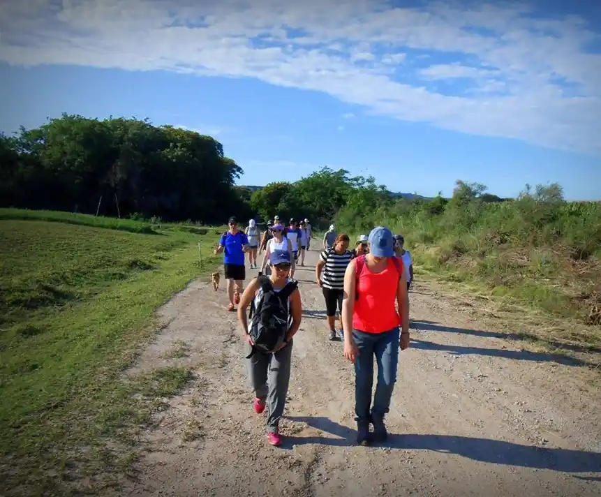 Senderismo y campamento bajo la luna llena
