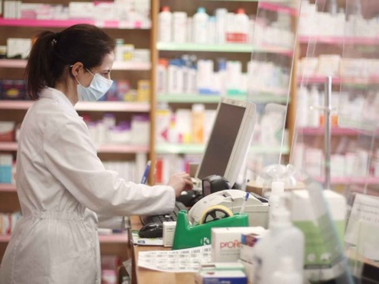Farmacias impulsan cursos virtuales para que personas desocupadas se incorporen al sector