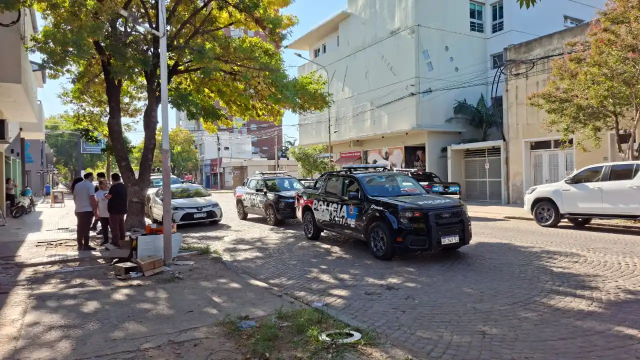Gran despliegue policial y corte de tránsito por un operativo en Avenida Mitre