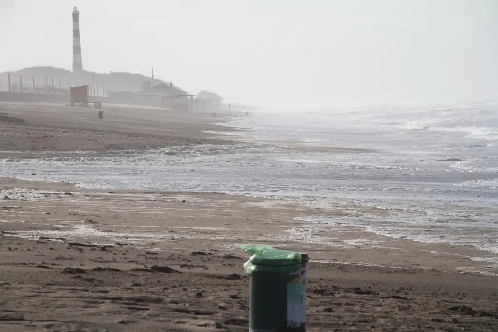 Claromecó: Postales de la playa en una mañana ventosa