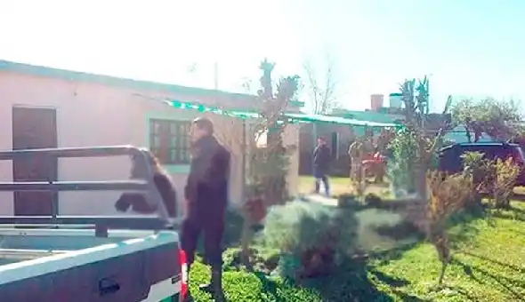 Dio a luz, puso la beba en una bolsa y la arrojó a la casa del vecino