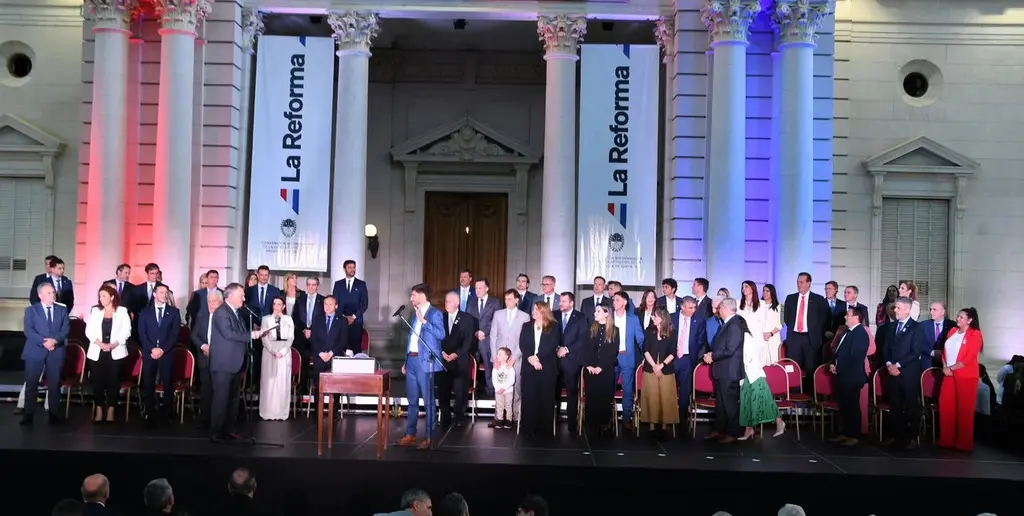 La nueva Constitución de Santa Fe fue jurada el 12 de septiembre por los convencionales y representantes de los tres poderes del Estado, en un acto público en la explanada de la Legislatura. .