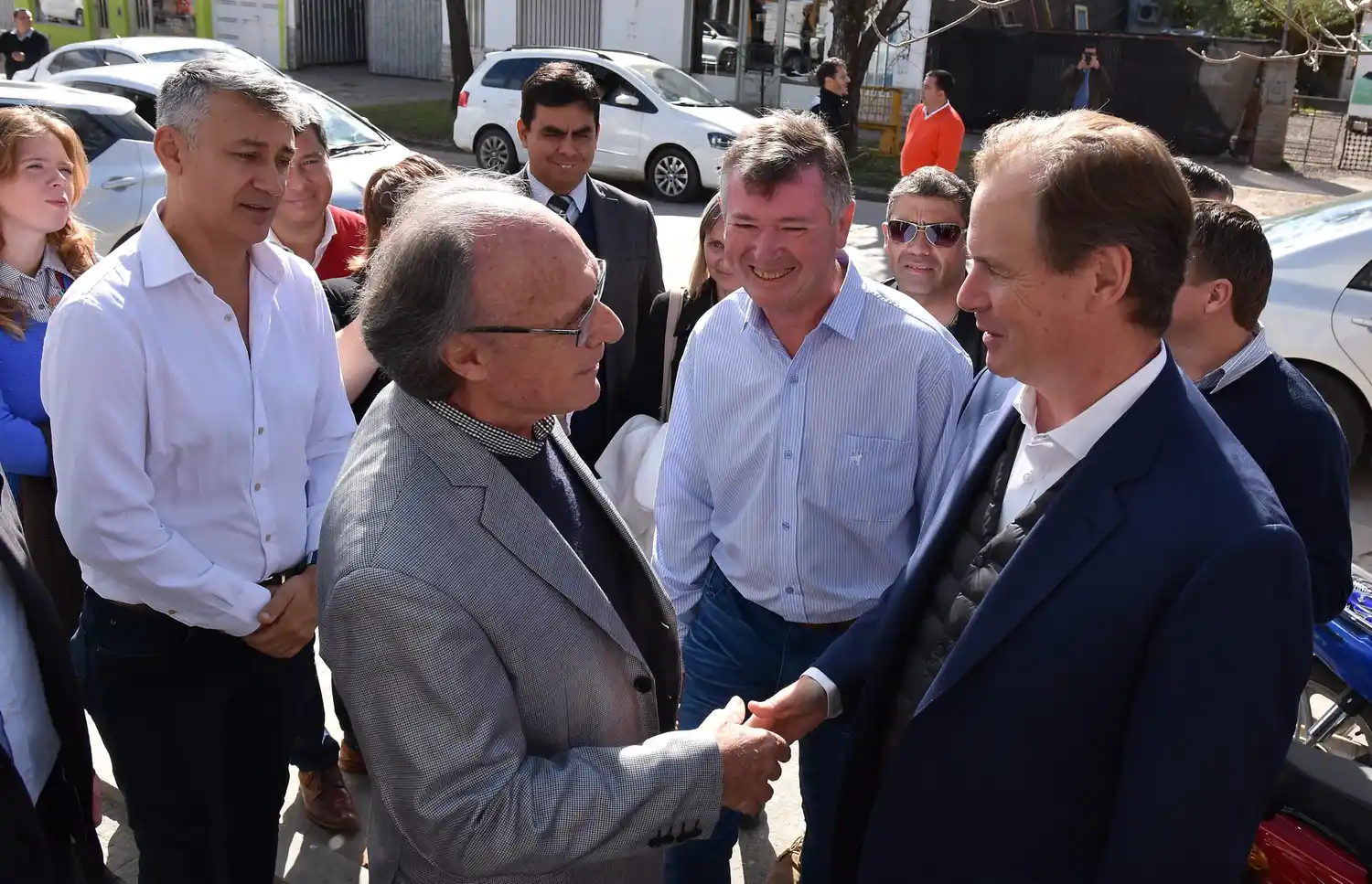 El gobernador Gustavo Bordet y Laura Stratta visitaron la redacción de Paralelo 32