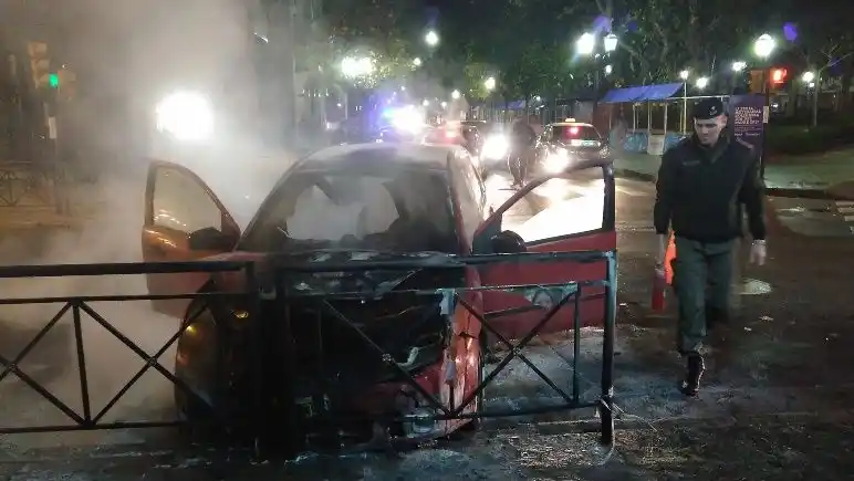 Un auto se incendió y chocó en pleno microcentro