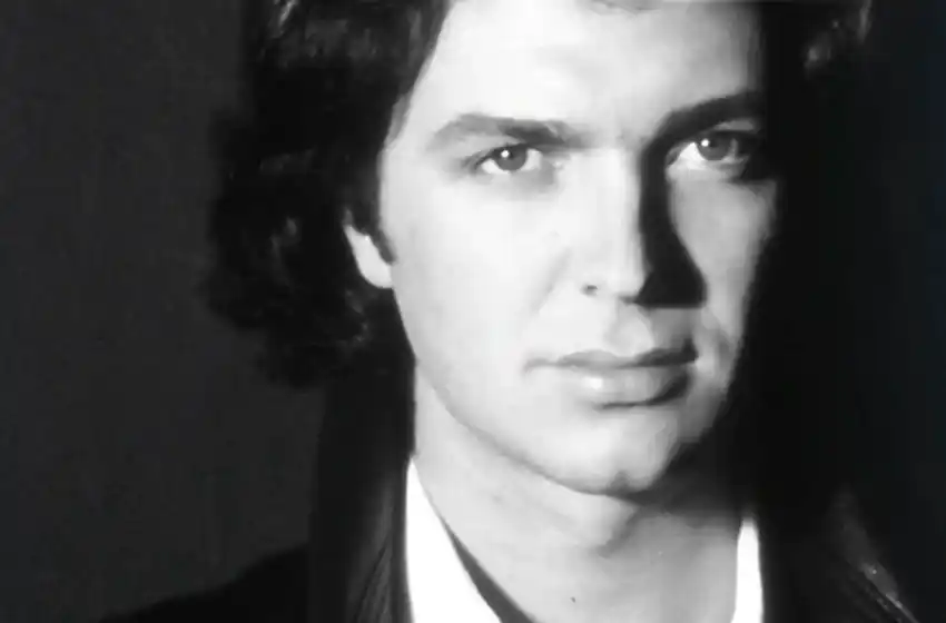 El día que Camilo Sesto se desplomó sobre el escenario desbordado de emoción