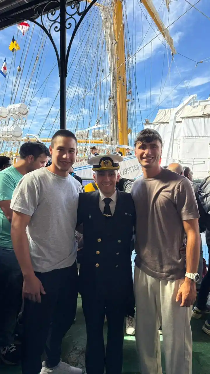 Tomás García, junto a amigos, antes de embarcarse en la Fragata Libertad