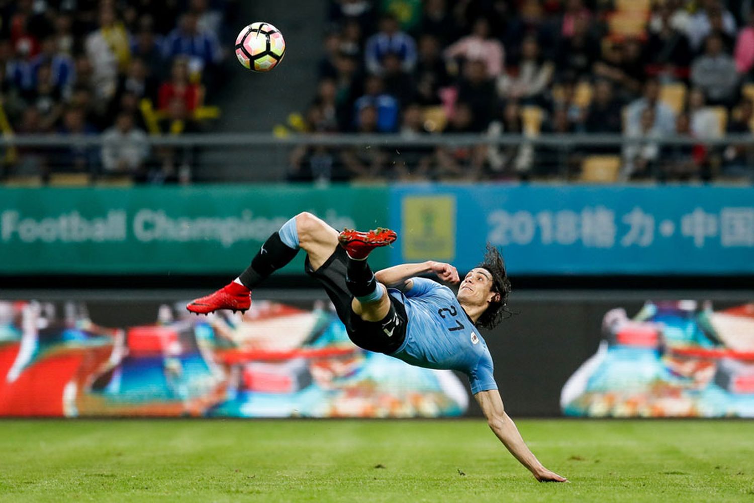Golazo de Cavani en el triunfo de Uruguay