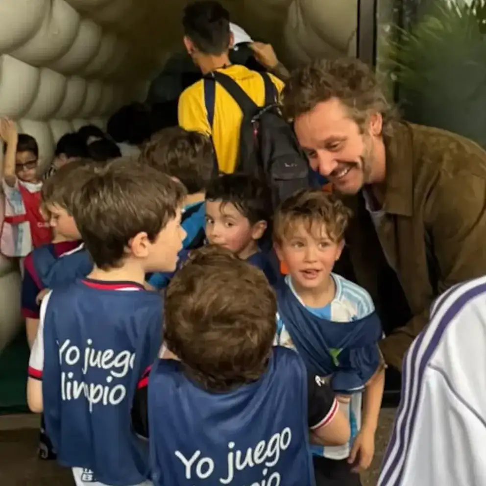 El actor chileno dio el presente en el evento deportivo de su hijo menor, Amancio