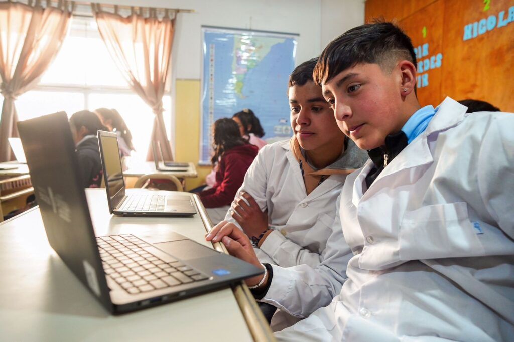 Esta tecnología cuenta con 300 megas de conexión de alta calidad, lo que habilita un acceso pleno a plataformas educativas