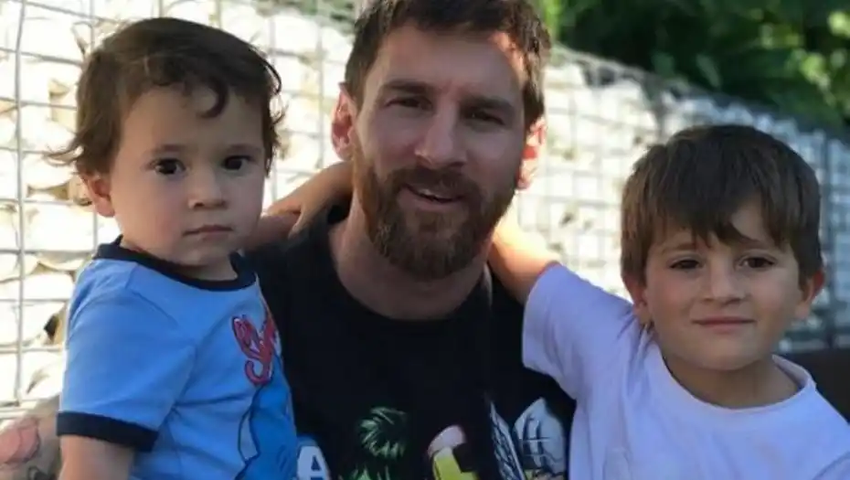 Video: Mateo y Thiago Messi fans de AC/DC