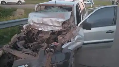 Un hombre fue internado tras chocar contra un acoplado estacionado en la Ruta 20