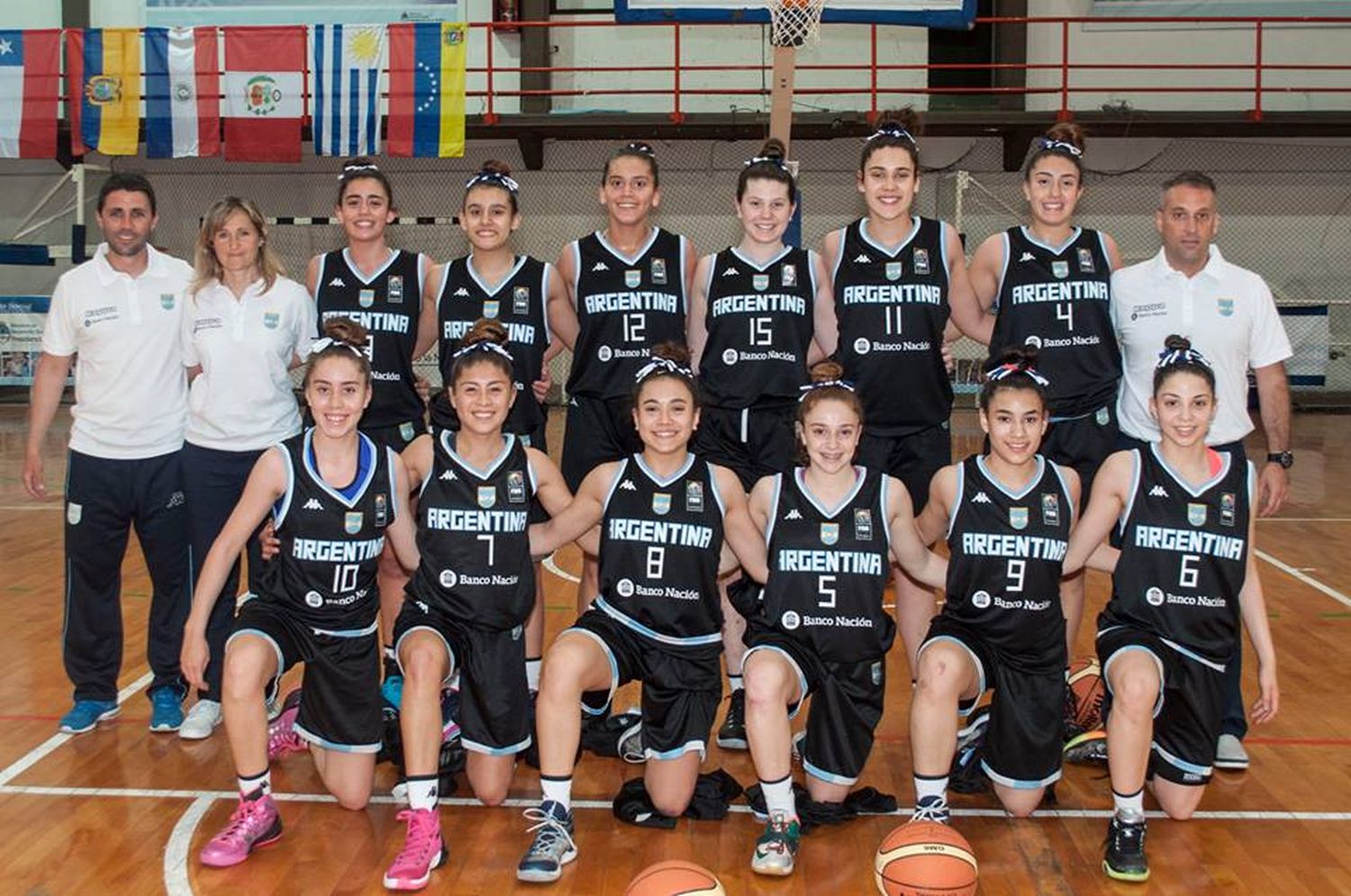 El equipo nacional con Rocío Bereilh luciendo la camiseta 8. (Foto: Maximiliano Manso - Prensa CABB)