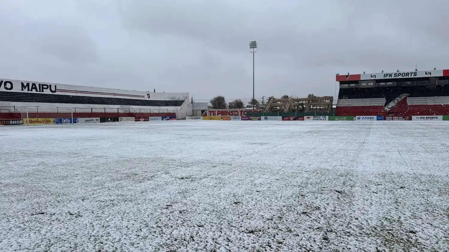 Otro partido suspendido por la nieve en el pais, esta vez en Maipu (Mendoza). (Foto:@Tiempo_Amba)