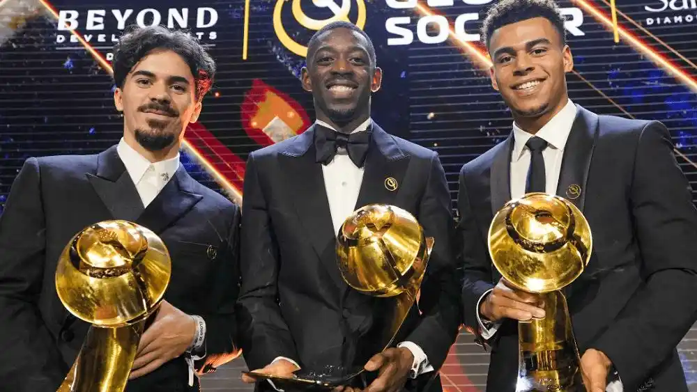 Dembélé, entre Vitinha y Doué, sus compañeros en PSG.