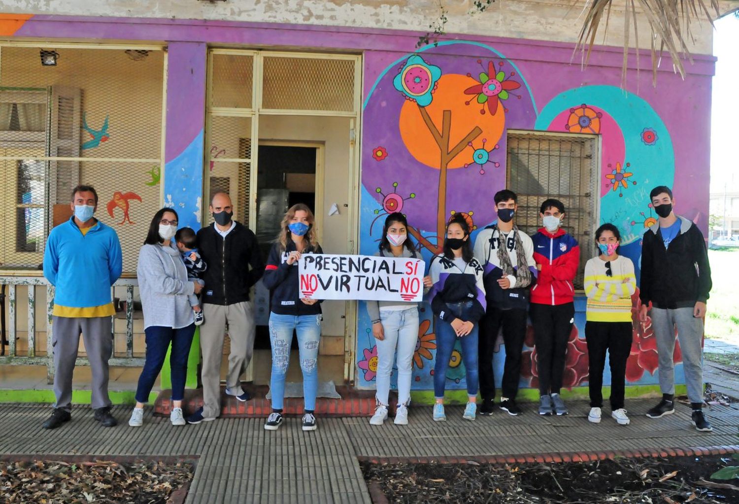 Alumnos de la Escuela Técnica 2 reclamaron la vuelta a la presencialidad en Jefatura de Educación