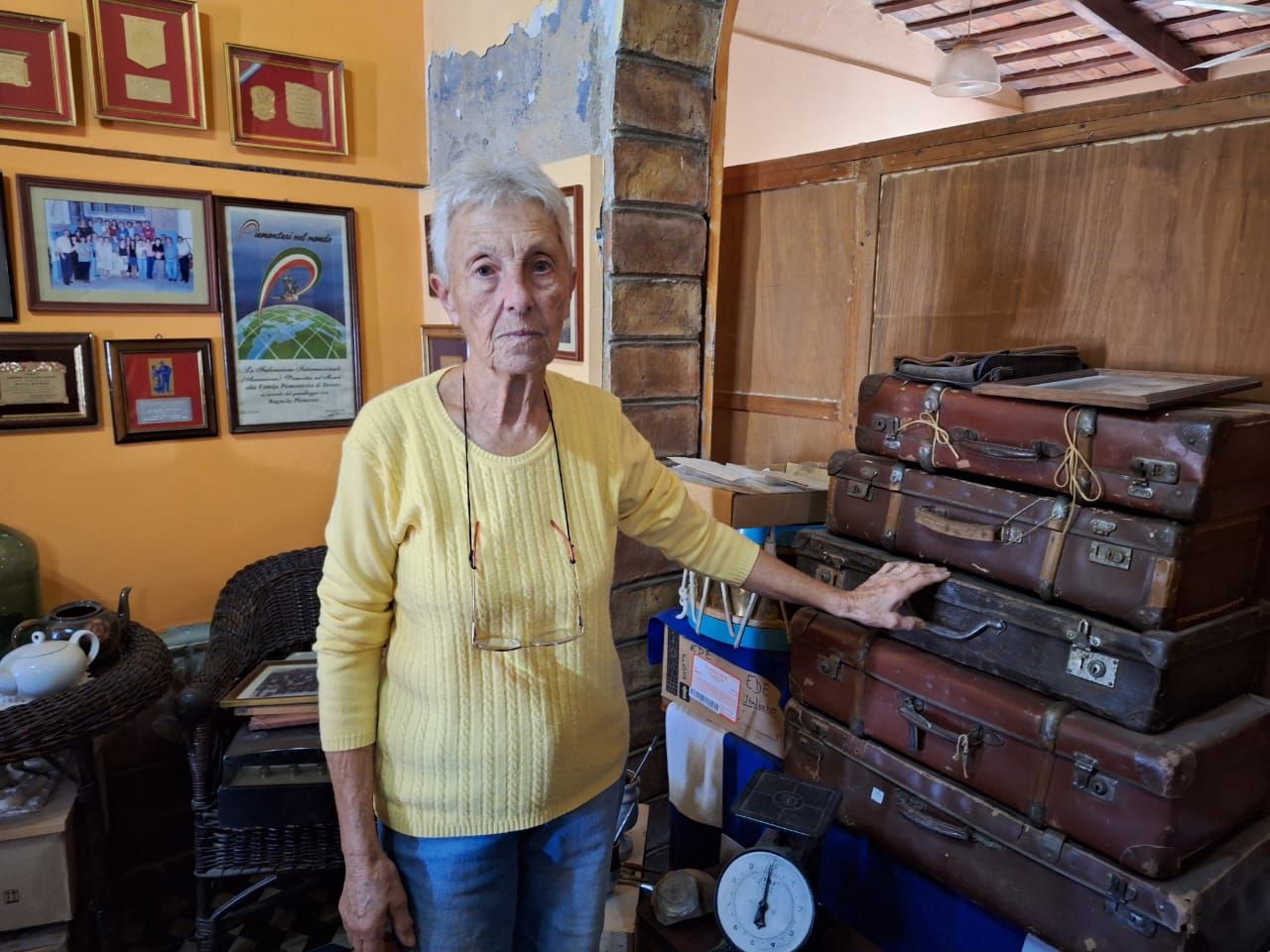 Ede Olivetta rodeada de objetos que heredó quiere transformar su casa paterna en un museo de los piamonteses en Devoto.
