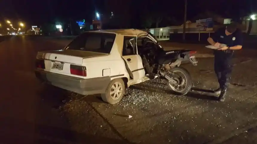 Ruta 88: una moto se incrustó dentro de un auto
