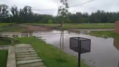 Desde Obras Públicas hicieron una calle más elevada y el agua no corre en el sentido correcto