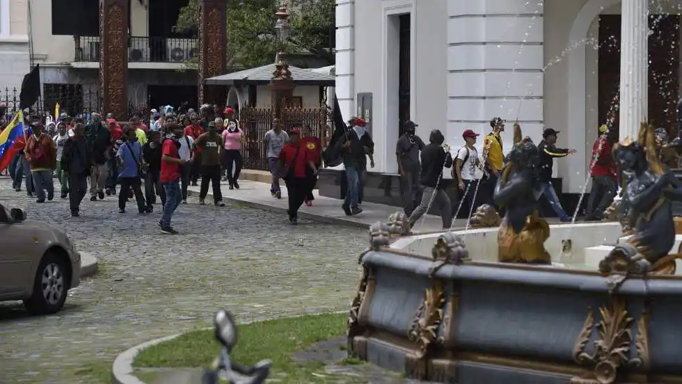 Venezuela: Grupos de choque asaltan el Parlamento