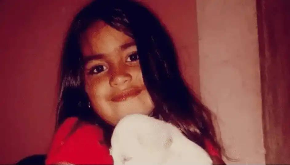 Desapareció una nena de 5 años que jugaba en la vereda: la buscan 300 policías