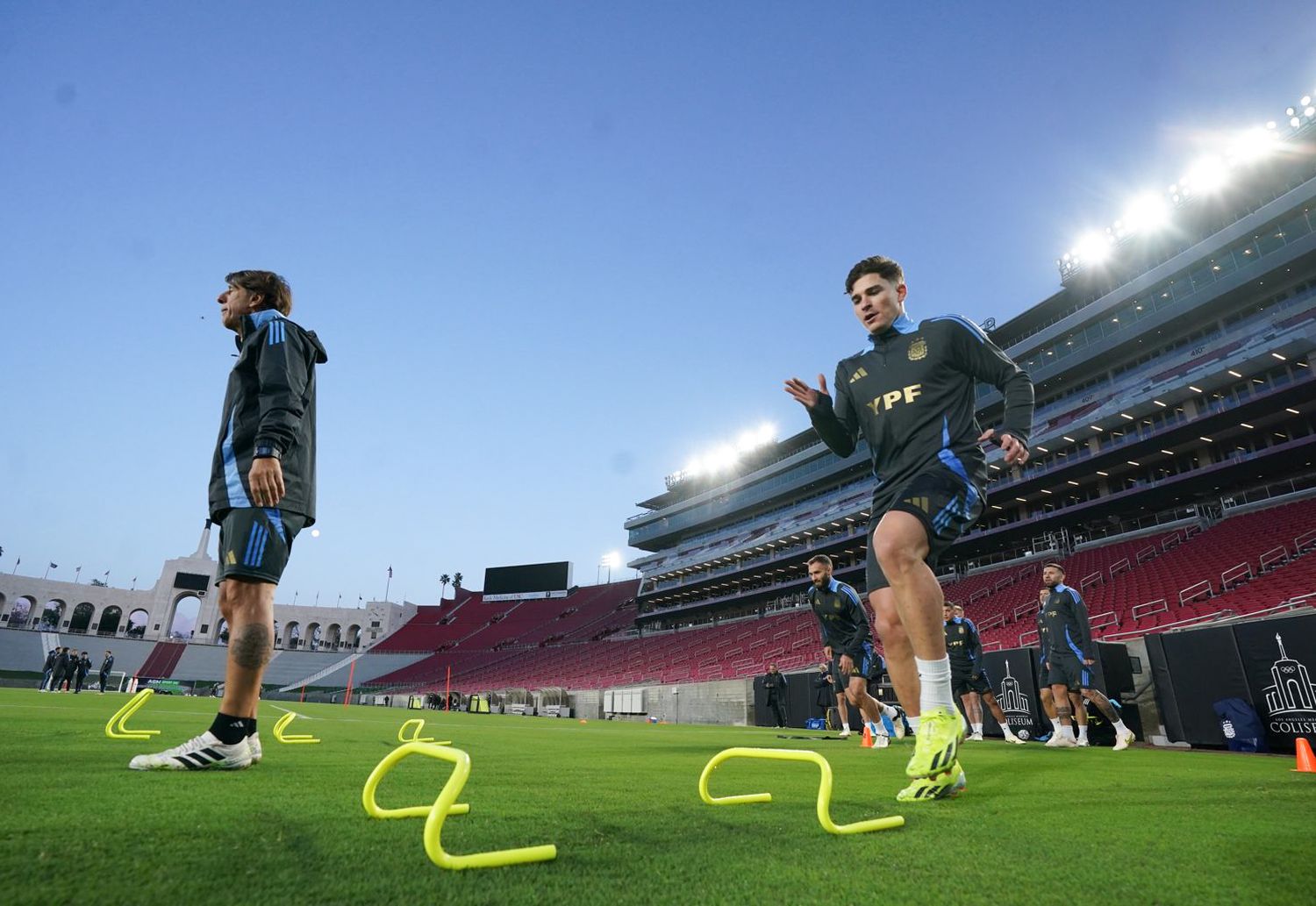 Julián Álvarez estaría entre los titulares.