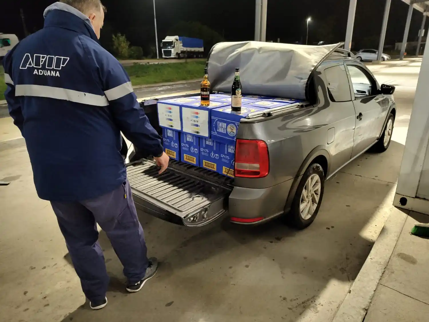 Intentaron cruzar casi 600 botellas de fernet y más de 200 de whisky a Uruguay, pero fueron descubiertos