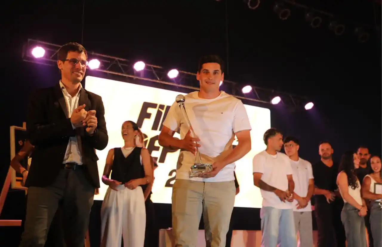 El ganador del año 2025, Germán Romitelli junto al intendente L.Viotti.Foto:PRENSA MUNICIPALIDAD