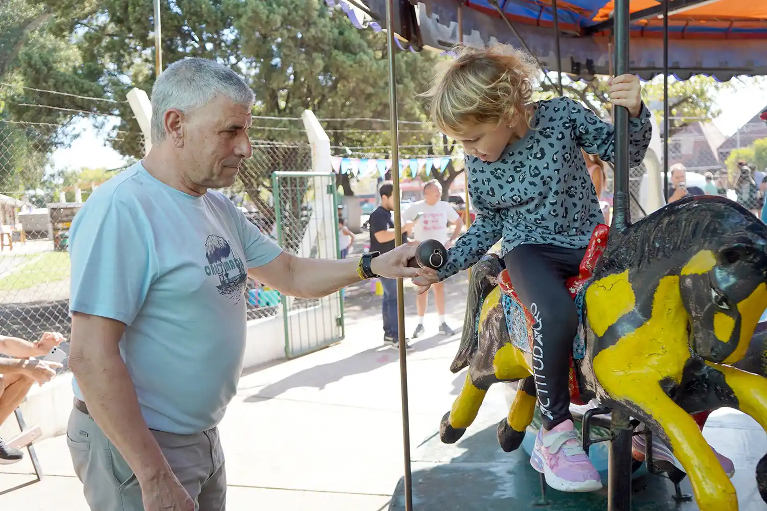 Entregando la sortija ayer a la tarde