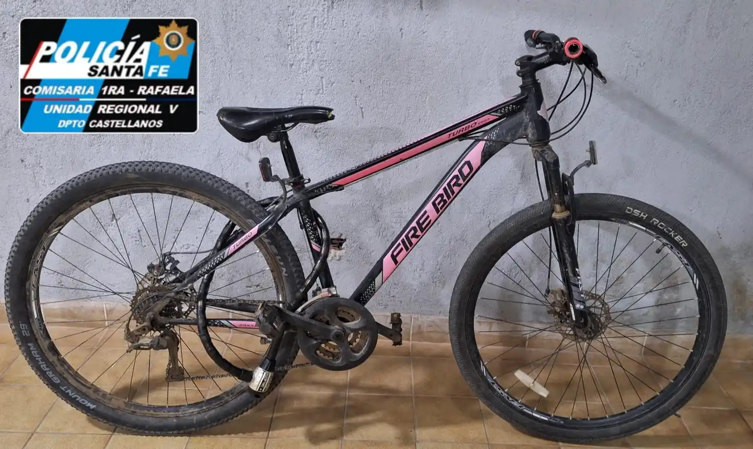 Lo sorprendieron llevando una bicicleta con candado: descubrieron que era robada y lo detuvieron