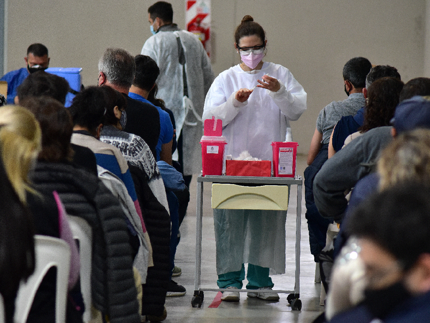 En la carrera entre vacunas y contagios, las autoridades son optimistas