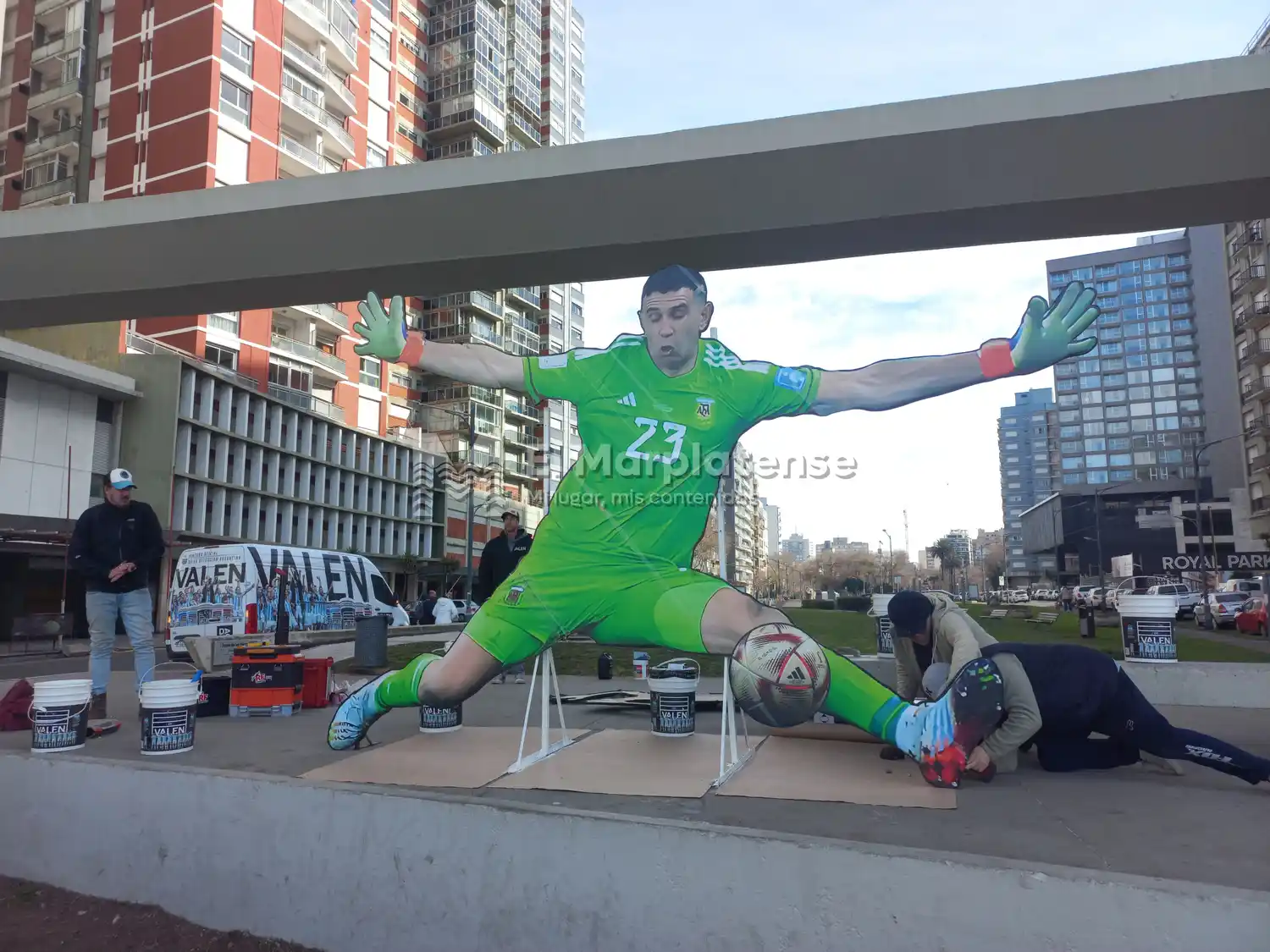 La nueva gigantografía del arquero local ubicada en Corrientes, entre las diagonales Sur y Norte.
