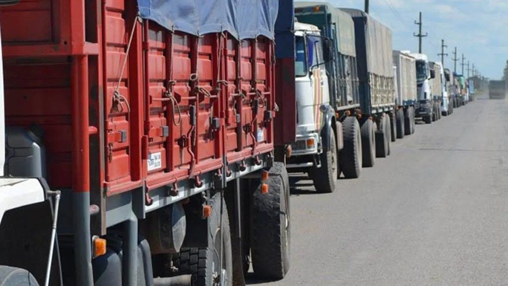 Los transportistas de granos iniciaron el paro por la falta de gasoil