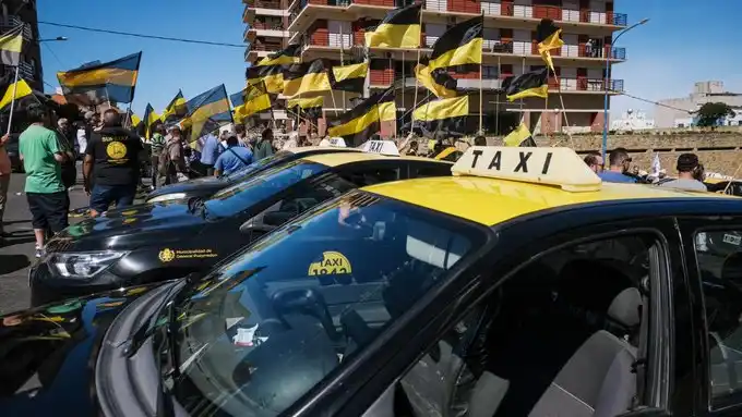 Escala el conflicto con taxistas y remiseros en Mar del Plata: Paro y piquete en Autovía 2