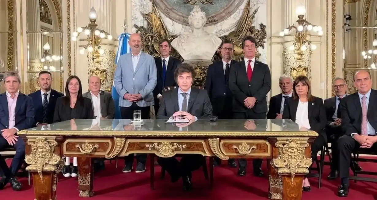 El Presidente anunció en cadena nacional junto a su Gabinete las nuevas medidas de desregulación de la economía.