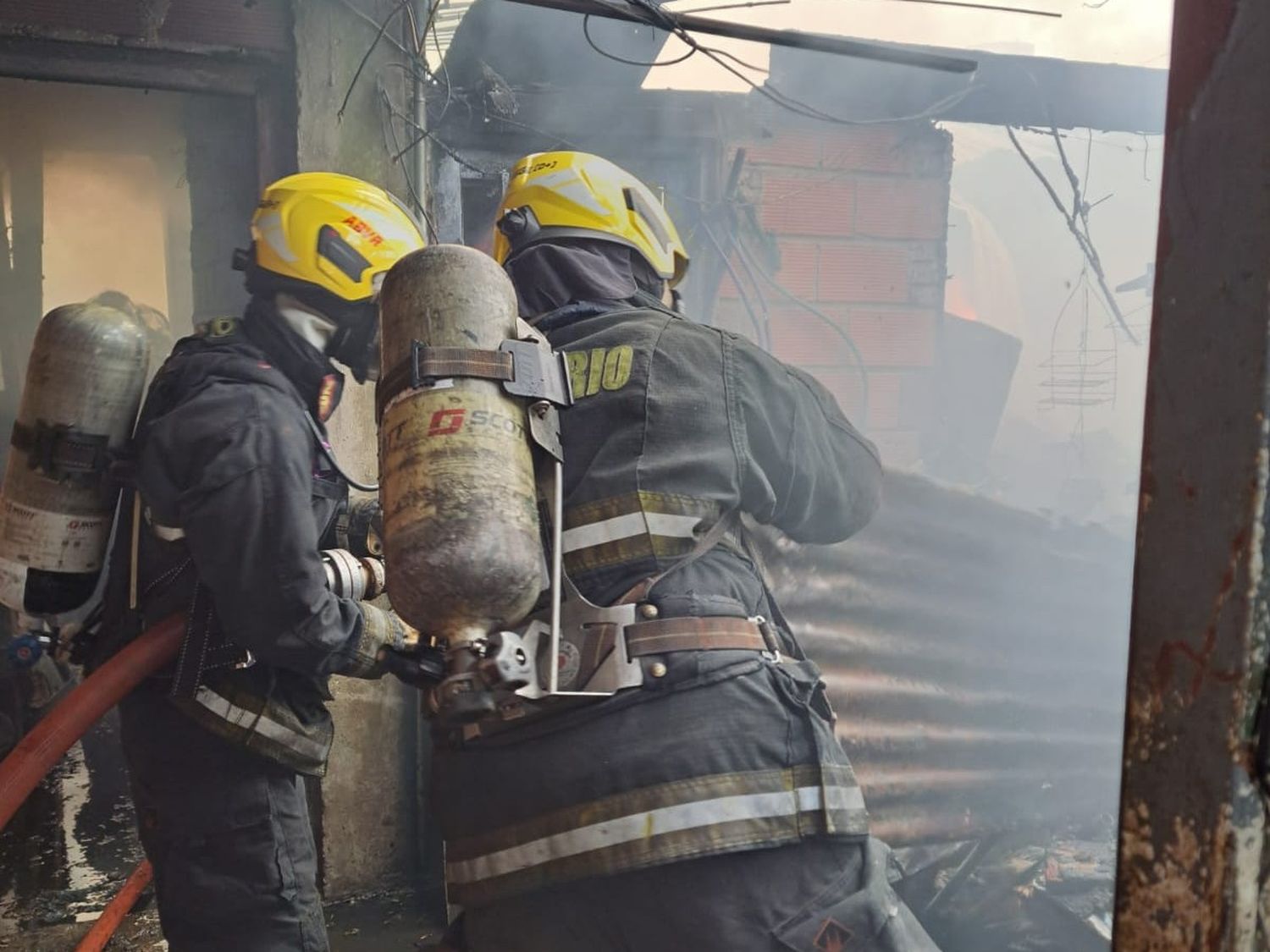 Se prendió fuego una casa en Empalme Graneros y bomberos controlaron la situación